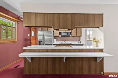 Kitchen - 2340 Grinnell Dr, Springfield, IL 62704 photo 4 of 5