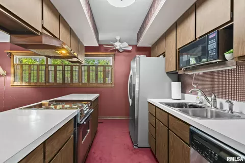 Kitchen - 2340 Grinnell Dr, Springfield, IL 62704 photo 1 of 5