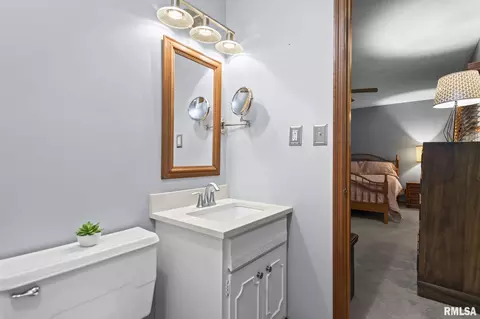 Bath - 2340 Grinnell Dr, Springfield, IL 62704 photo 2 of 3