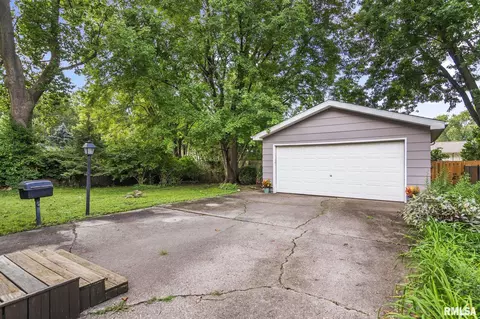 Exterior - 2340 Grinnell Dr, Springfield, IL 62704 photo 4 of 5