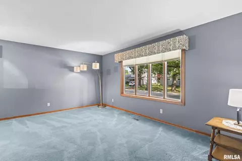 Living - 2340 Grinnell Dr, Springfield, IL 62704 photo 2 of 7