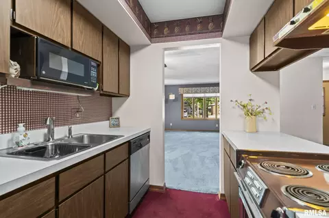 Kitchen - 2340 Grinnell Dr, Springfield, IL 62704 photo 2 of 5