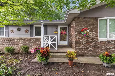 Exterior - 2340 Grinnell Dr, Springfield, IL 62704 photo 2 of 5