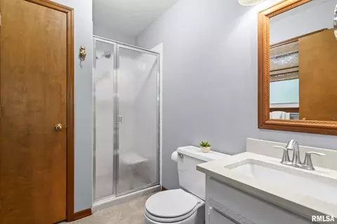 Bath - 2340 Grinnell Dr, Springfield, IL 62704 photo 3 of 3