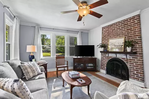 Living - 2109 S State St, Springfield, IL 62704 photo 2 of 4