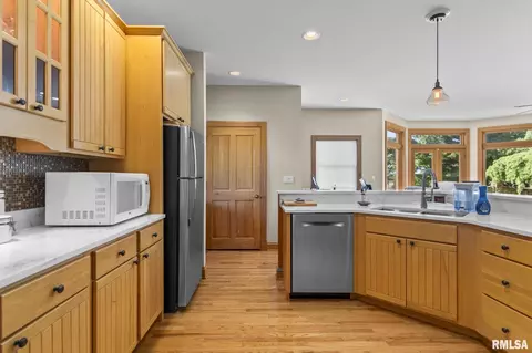 Kitchen - 1998 Chelsea Dr, Springfield, IL 62712 photo 5 of 5