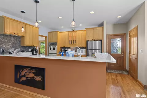 Kitchen - 1998 Chelsea Dr, Springfield, IL 62712 photo 2 of 5