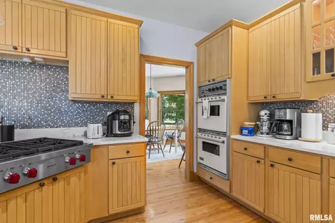 Kitchen - 1998 Chelsea Dr, Springfield, IL 62712 photo 3 of 5