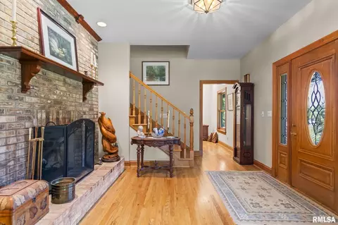Entry Way - 1998 Chelsea Dr, Springfield, IL 62712 photo 3 of 8