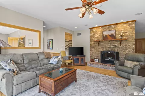 Living - 1998 Chelsea Dr, Springfield, IL 62712 photo 2 of 4