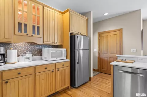 Kitchen - 1998 Chelsea Dr, Springfield, IL 62712 photo 4 of 5