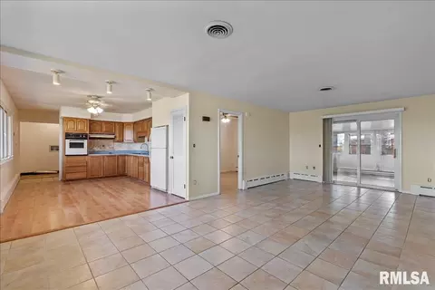Living - 400 Southwind Rd, Springfield, IL 62703 photo 1 of 4