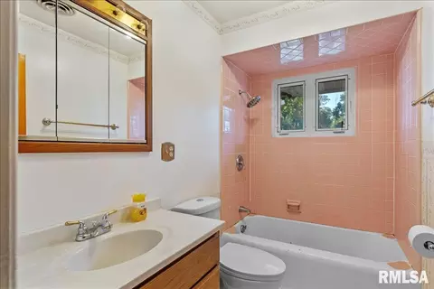Bath - 400 Southwind Rd, Springfield, IL 62703 photo 2 of 2