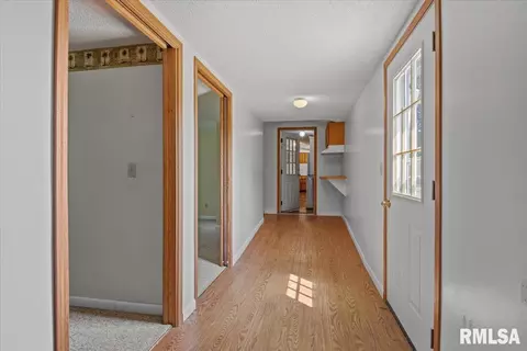 Entry Way - 425 E North St, Pittsfield, IL 62363 photo 1 of 2