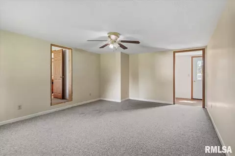 Living - 425 E North St, Pittsfield, IL 62363 photo 4 of 5
