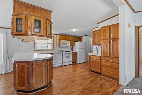 Kitchen - 425 E North St, Pittsfield, IL 62363 photo 1 of 2