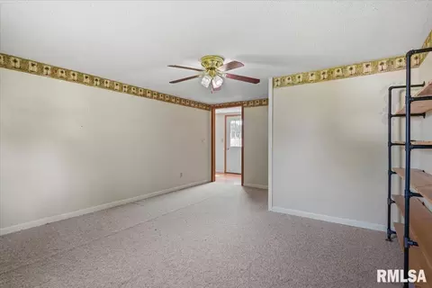 Living - 425 E North St, Pittsfield, IL 62363 photo 5 of 5
