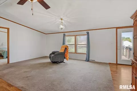 Living - 425 E North St, Pittsfield, IL 62363 photo 1 of 5