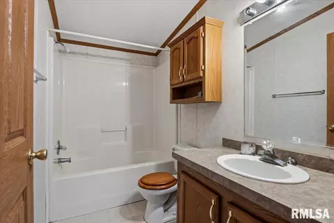 Bath - 425 E North St, Pittsfield, IL 62363 photo 1 of 1