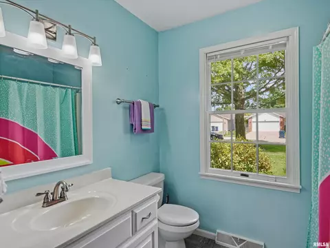 Bath - 1212 Dani Ln, Springfield, IL 62712 photo 4 of 4