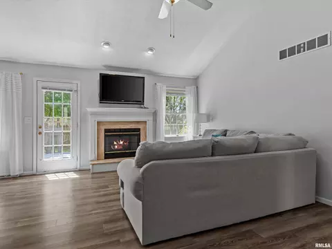 Living - 1212 Dani Ln, Springfield, IL 62712 photo 1 of 5