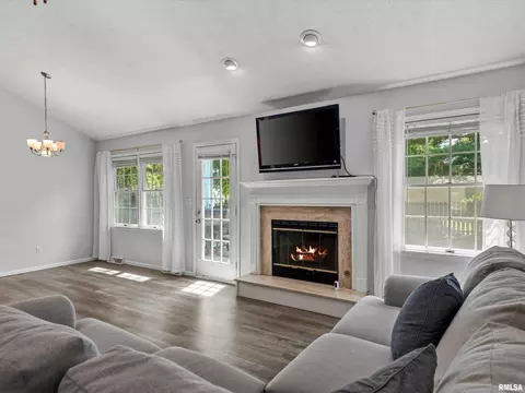 Living - 1212 Dani Ln, Springfield, IL 62712 photo 2 of 5