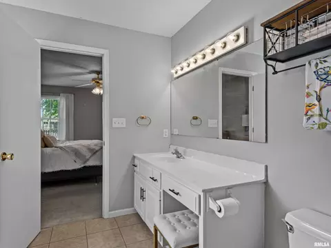 Bath - 1212 Dani Ln, Springfield, IL 62712 photo 2 of 4