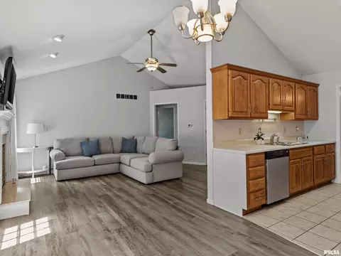 Living - 1212 Dani Ln, Springfield, IL 62712 photo 4 of 5
