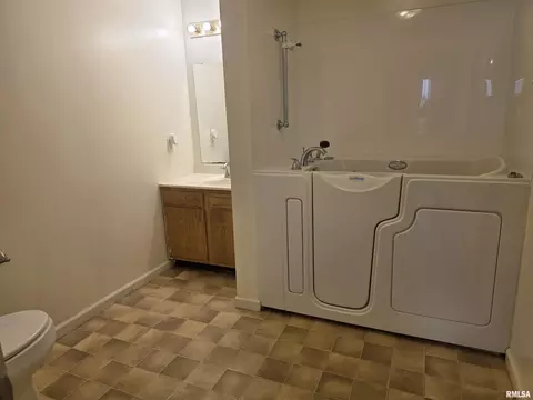 Bath - 1405 Edwards St, Springfield, IL 62703 photo 1 of 1