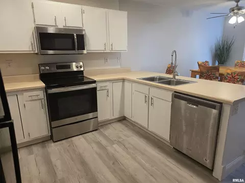 Kitchen - 1405 Edwards St, Springfield, IL 62703 photo 2 of 3