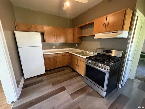 Kitchen - 619 E Oak St, Springfield, IL 62703 photo 2 of 2