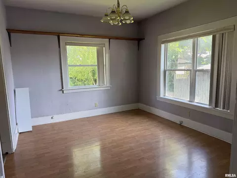 Living - 619 E Oak St, Springfield, IL 62703 photo 3 of 5