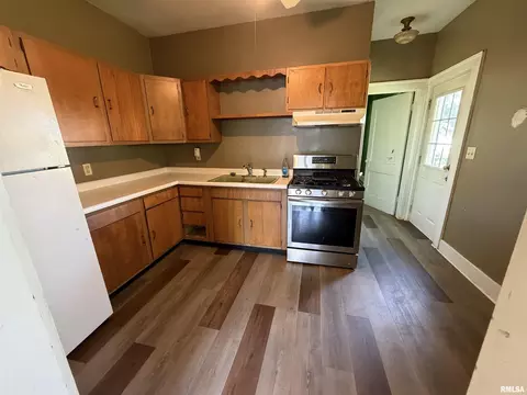 Kitchen - 619 E Oak St, Springfield, IL 62703 photo 1 of 2