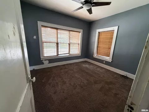Bedroom - 619 E Oak St, Springfield, IL 62703 photo 4 of 4