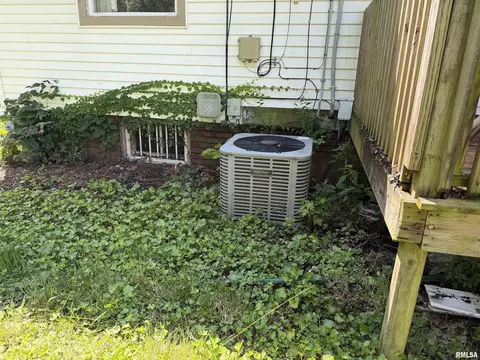 Exterior - 619 E Oak St, Springfield, IL 62703 photo 2 of 8