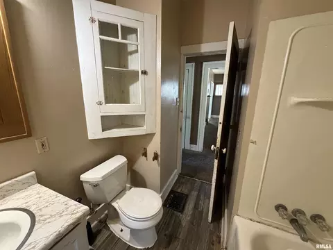 Bath - 619 E Oak St, Springfield, IL 62703 photo 2 of 2