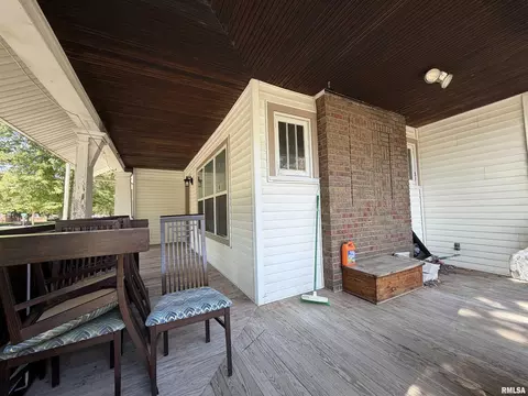 Exterior - 619 E Oak St, Springfield, IL 62703 photo 4 of 8