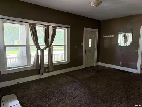 Living - 619 E Oak St, Springfield, IL 62703 photo 2 of 5