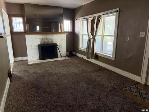 Living - 619 E Oak St, Springfield, IL 62703 photo 4 of 5