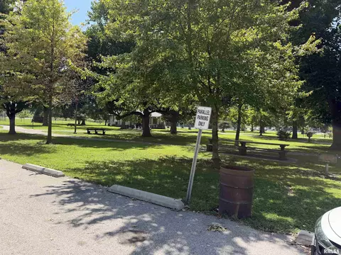 Exterior - 619 E Oak St, Springfield, IL 62703 photo 6 of 8