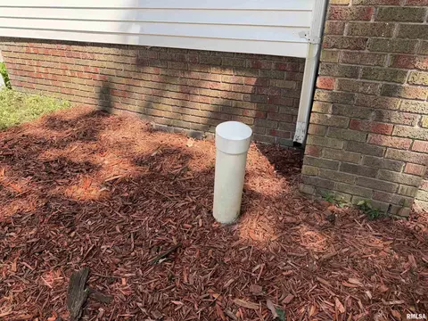 Exterior - 619 E Oak St, Springfield, IL 62703 photo 3 of 8