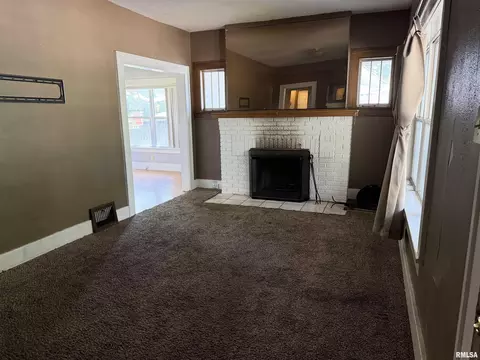 Living - 619 E Oak St, Springfield, IL 62703 photo 1 of 5