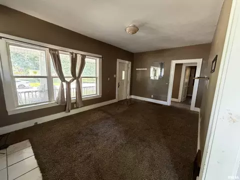 Living - 619 E Oak St, Springfield, IL 62703 photo 5 of 5