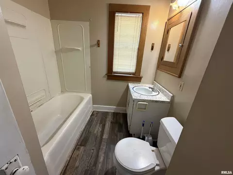 Bath - 619 E Oak St, Springfield, IL 62703 photo 1 of 2