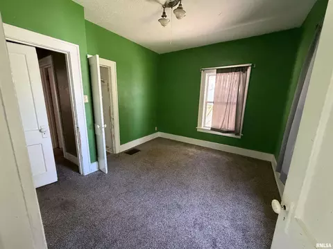 Bedroom - 619 E Oak St, Springfield, IL 62703 photo 2 of 4