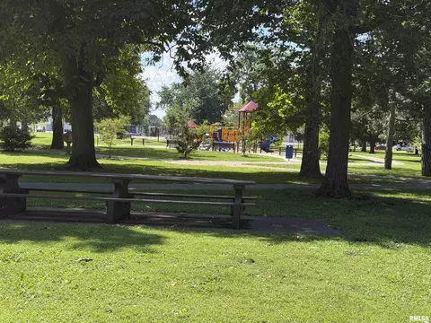 Exterior - 619 E Oak St, Springfield, IL 62703 photo 5 of 8
