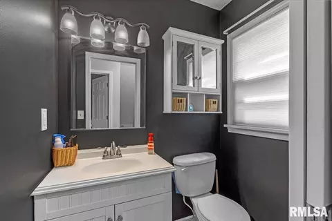 Bath - 97 Circle Dr, Springfield, IL 62703 photo 3 of 3