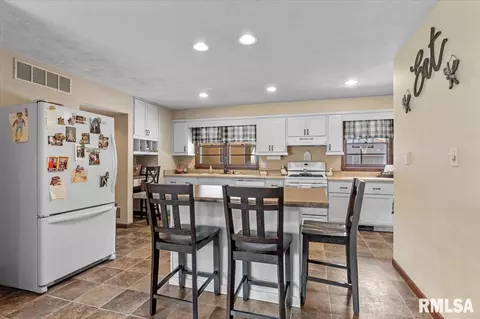 Kitchen - 97 Circle Dr, Springfield, IL 62703 photo 1 of 4