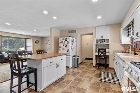 Kitchen - 97 Circle Dr, Springfield, IL 62703 photo 4 of 4