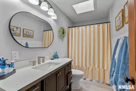 Bath - 97 Circle Dr, Springfield, IL 62703 photo 1 of 3